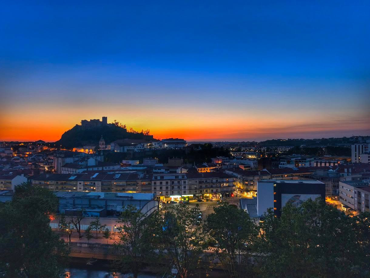 Vista do pôr do sol em Leiria a partir do Vertigo Rooftop Bar